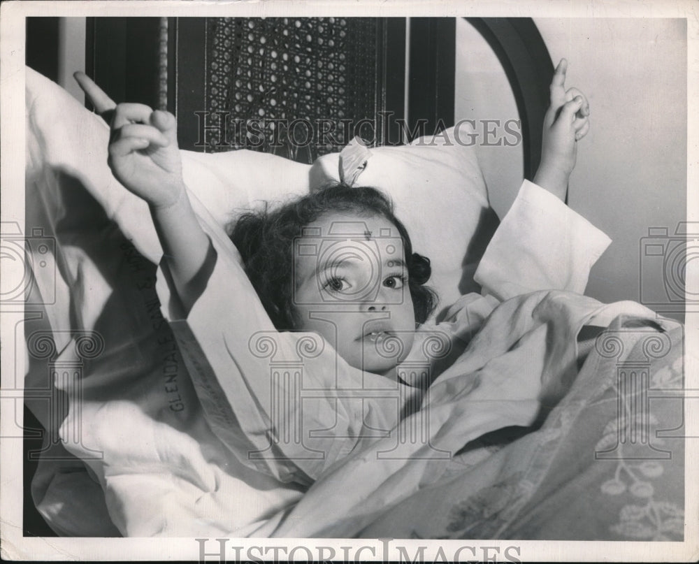 1950 Press Photo 3yr old Wendy Ann Mckee, bitten by a rattle snake - Historic Images