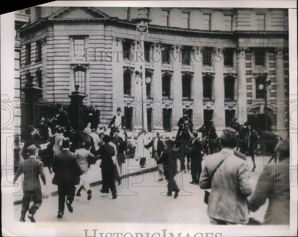 1938 Press Photo Crowd rushing mounted police at Downing Street, London