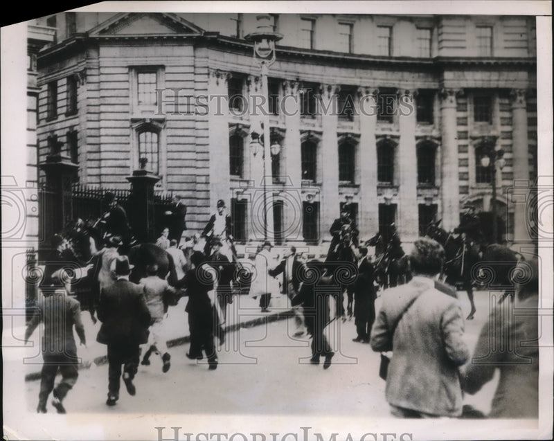 Load image into Gallery viewer, 1938 Press Photo Crowd rushing mounted police at Downing Street, London
