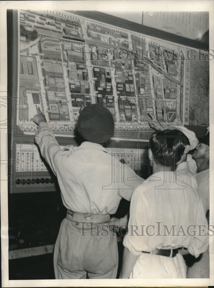 1947 Press Photo push button map at busy Yurakucho Station in Tokyo- Historic Images