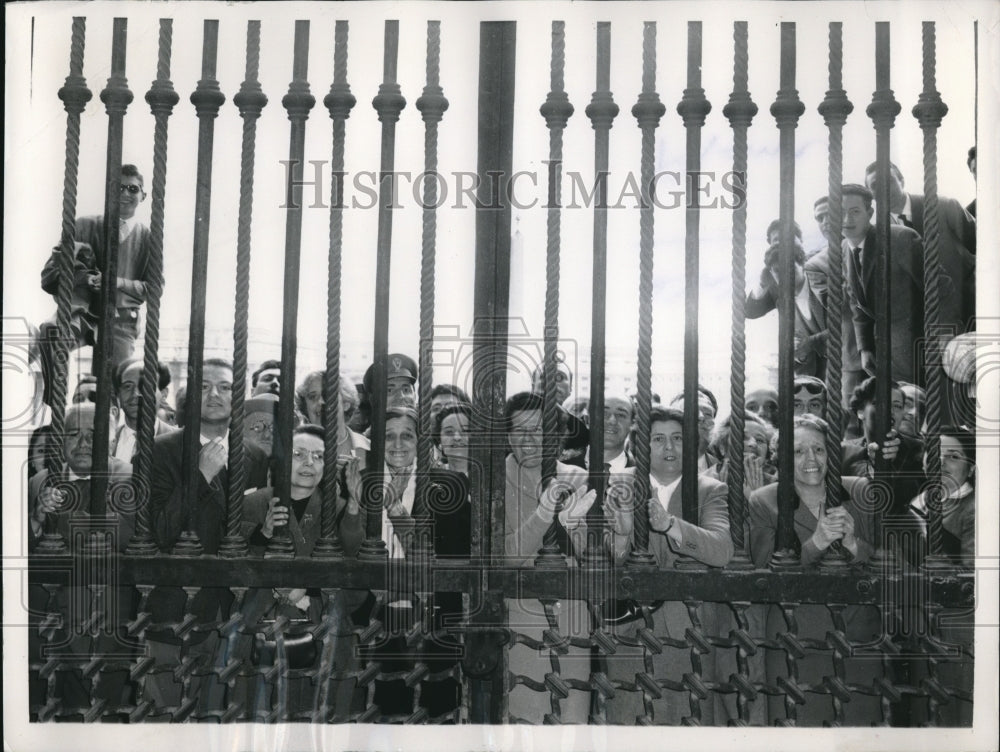 1957 Press Photo Crowd outside the gate of the Eternal City in Rome, Italy
