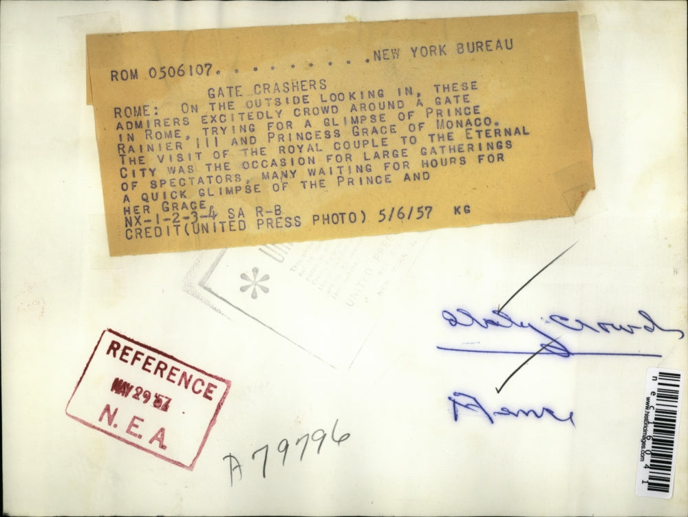 1957 Press Photo Crowd outside the gate of the Eternal City in Rome, Italy
