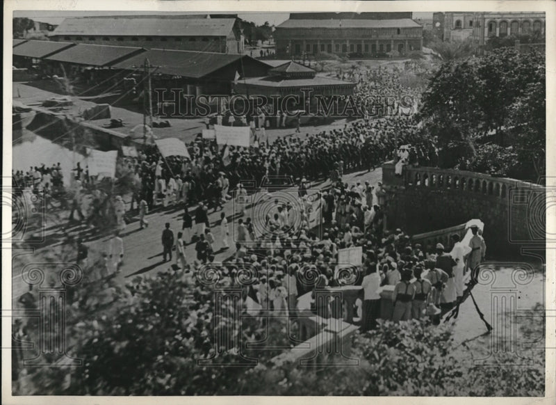 Load image into Gallery viewer, 1939 Press Photo Crowd Gathers In Jibuti French Africa
