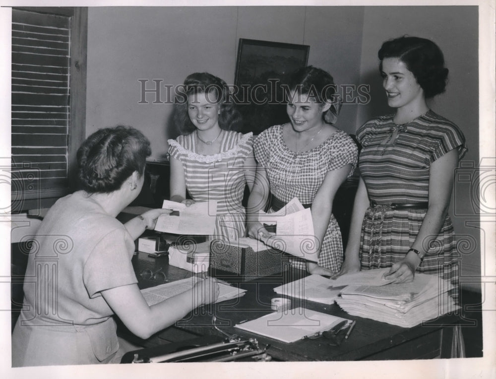 1947 Press Photo Pretty Young Politicians Register For Girls State At Skidmore