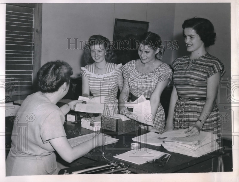Load image into Gallery viewer, 1947 Press Photo Pretty Young Politicians Register For Girls State At Skidmore
