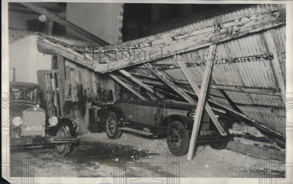 1931 Press Photo Wrecked Garage And Car At Mexico City After Huge Earthquake- Historic Images