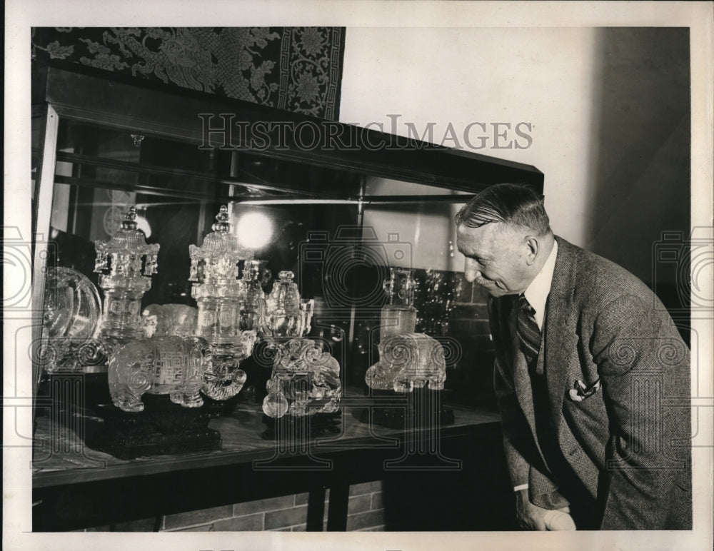 1940 Press Photo Storgdell Stokes Philadelphia Art Museum Pres In Oriental Wing