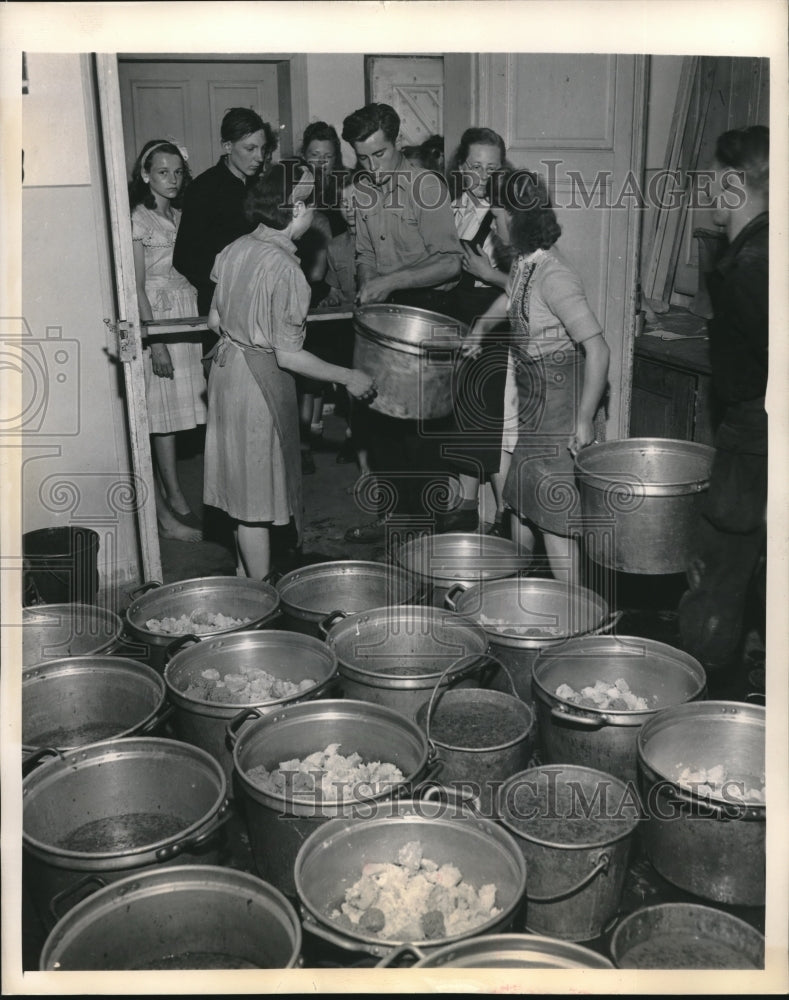 1958 Press Photo Workers Distribute Buckets Of Food At German Youth Camp
