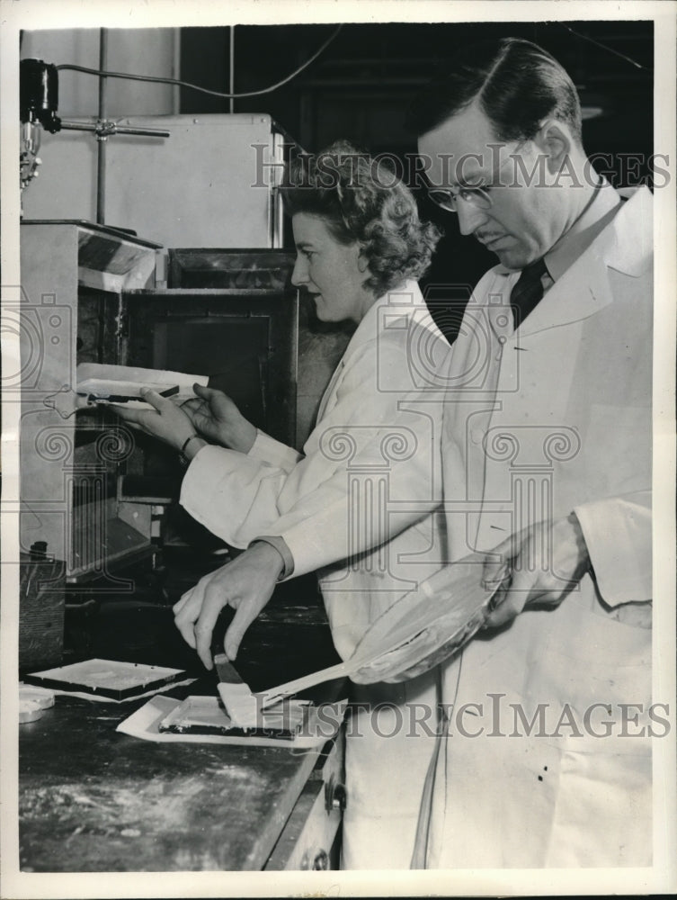 1942 Press Photo Dr Herbert Strong Physicist &amp; Marguerite Naps Chemist - Historic Images