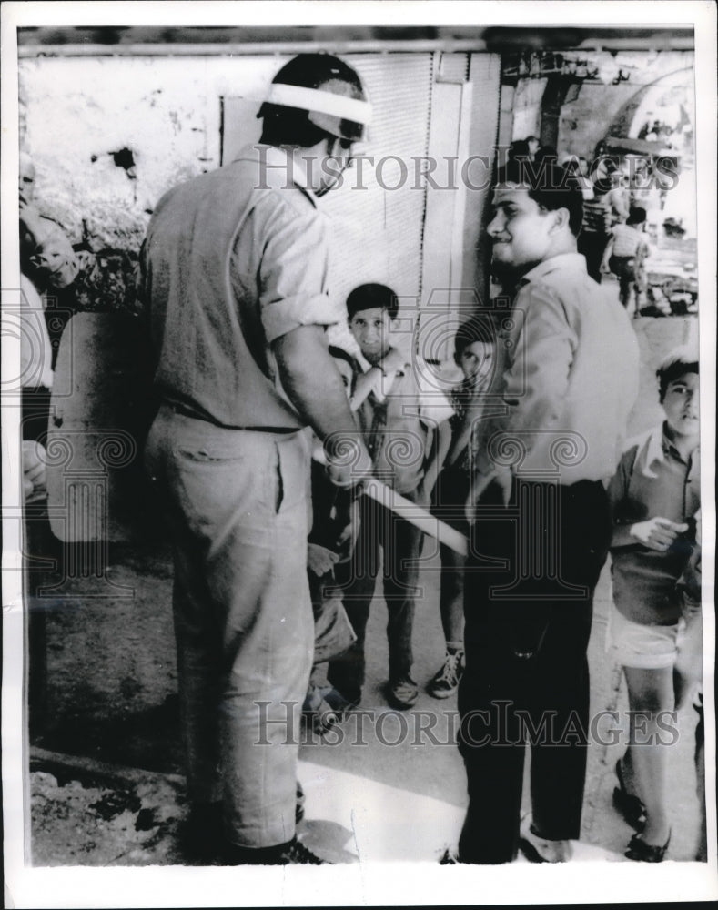 1969 Press Photo Children Watch Israeli Policeman Question Arab In Alleyway- Historic Images