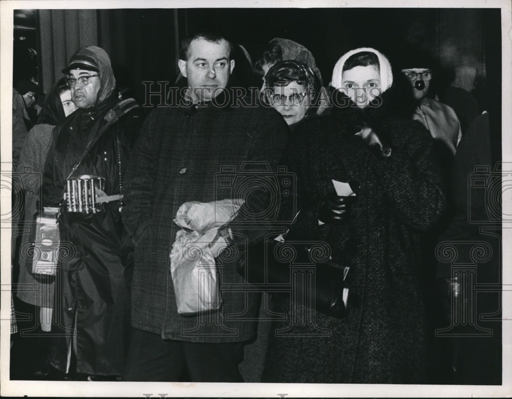 1966 Press Photo Public Square Bus Stop Line