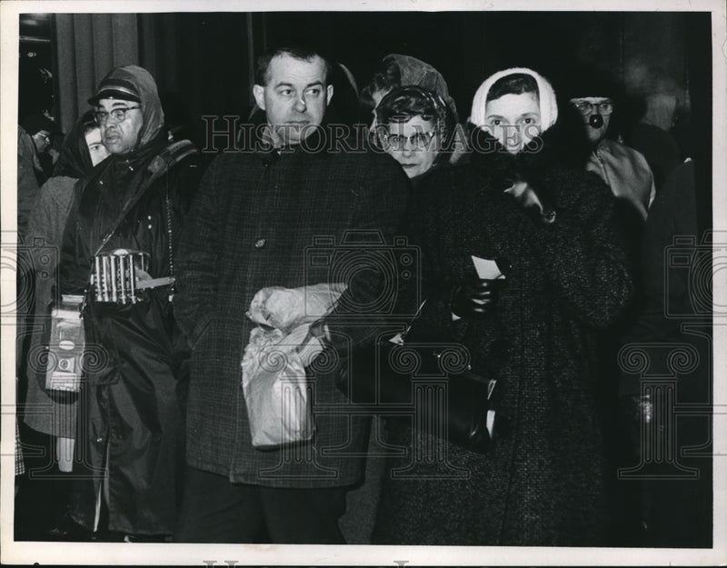 Load image into Gallery viewer, 1966 Press Photo Public Square Bus Stop Line
