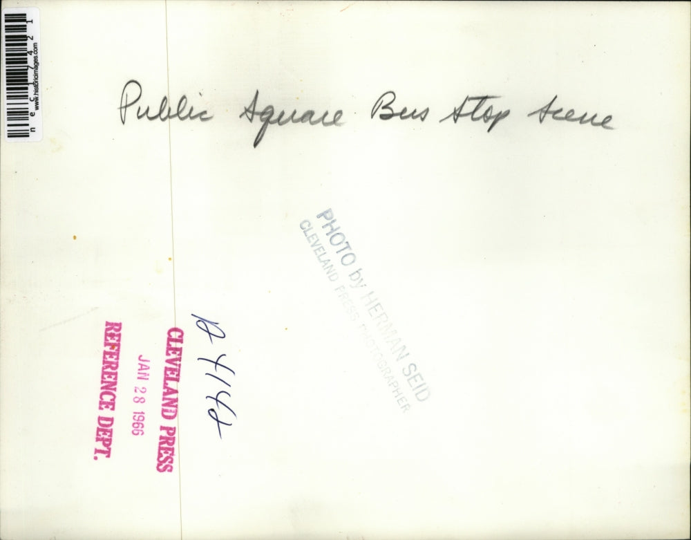 1966 Press Photo Public Square Bus Stop Line