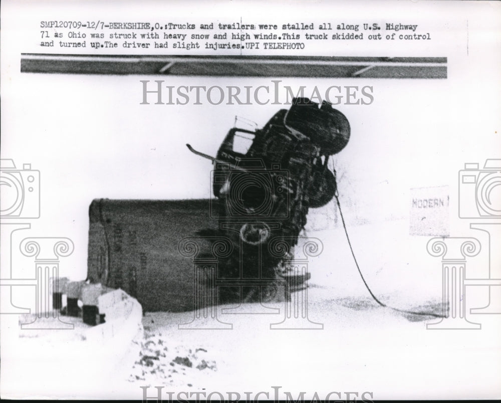 1962 Press Photo Trucks and Trailers Berkshire stalled Highway - Historic Images