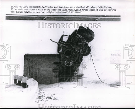 1962 Press Photo Trucks and Trailers Berkshire stalled Highway - Historic Images