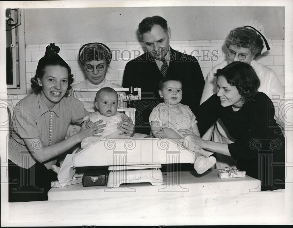1938 Press Photo Babies and their mother with Directors of Ob-Gyne Dept.