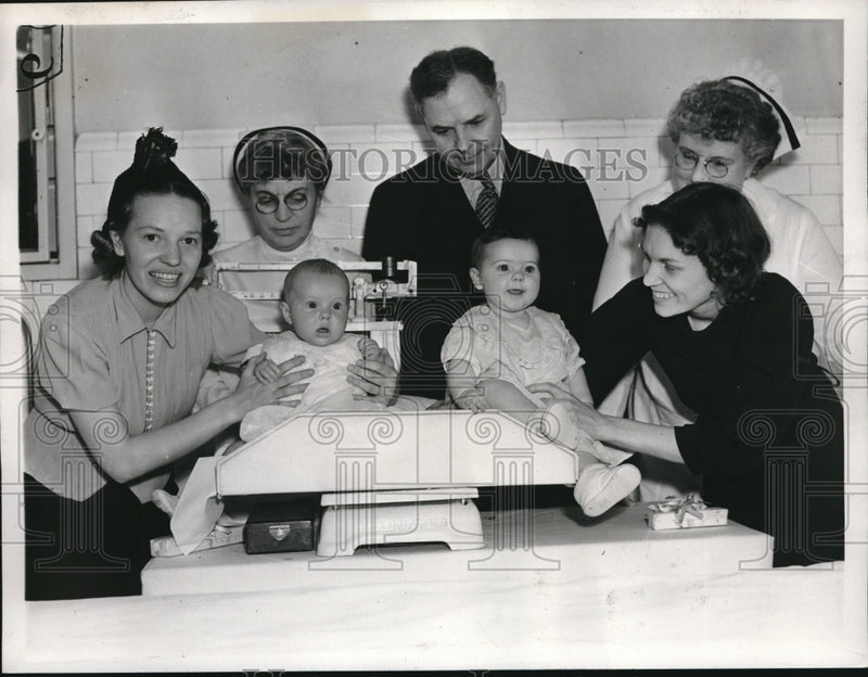 Load image into Gallery viewer, 1938 Press Photo Babies and their mother with Directors of Ob-Gyne Dept.

