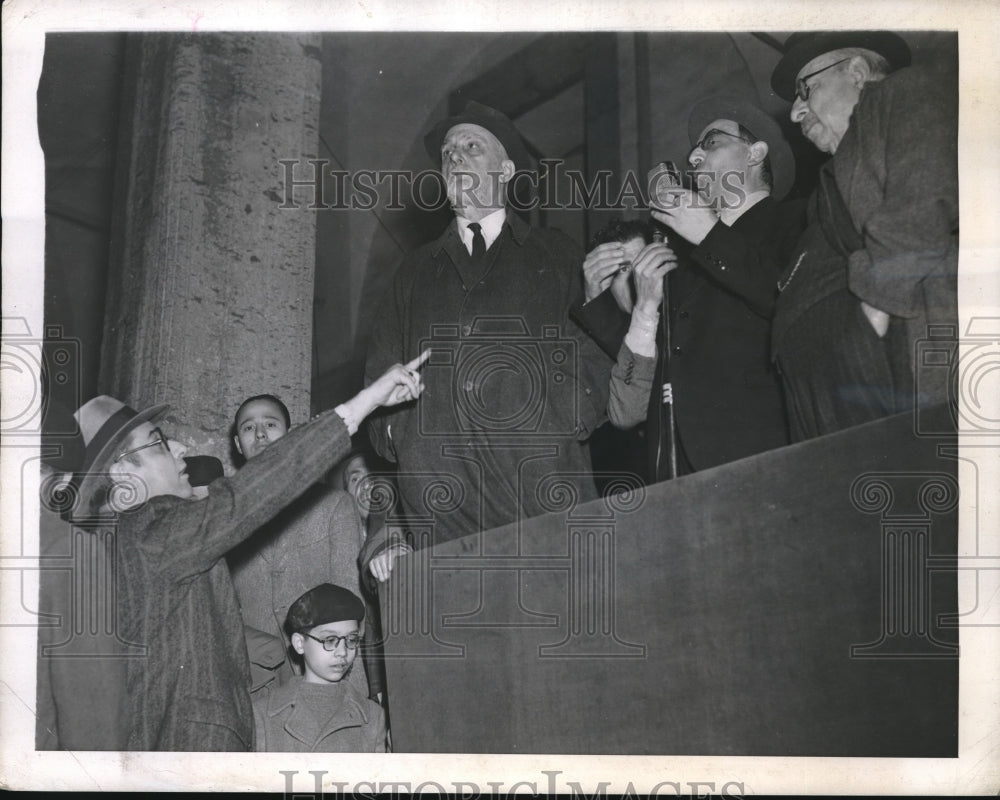 1943 Press Photo A Republican, Shakes pointing his finger to the Speakers