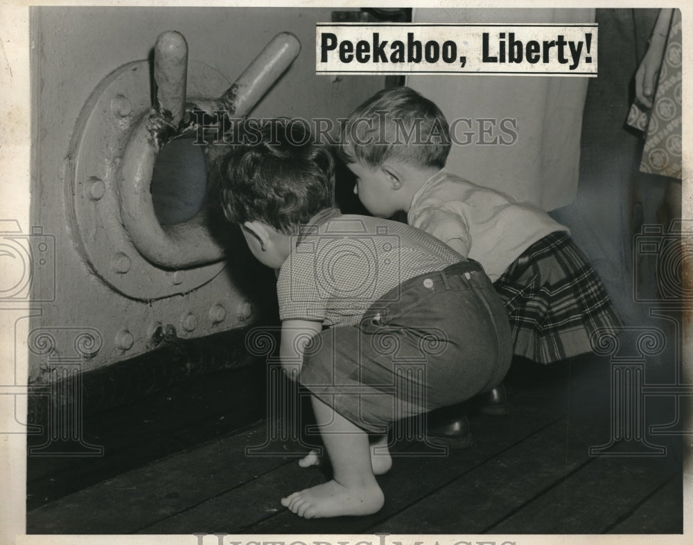 1940 Press Photo Nicholas Addison Phillips and Hugh Calweld- Historic Images