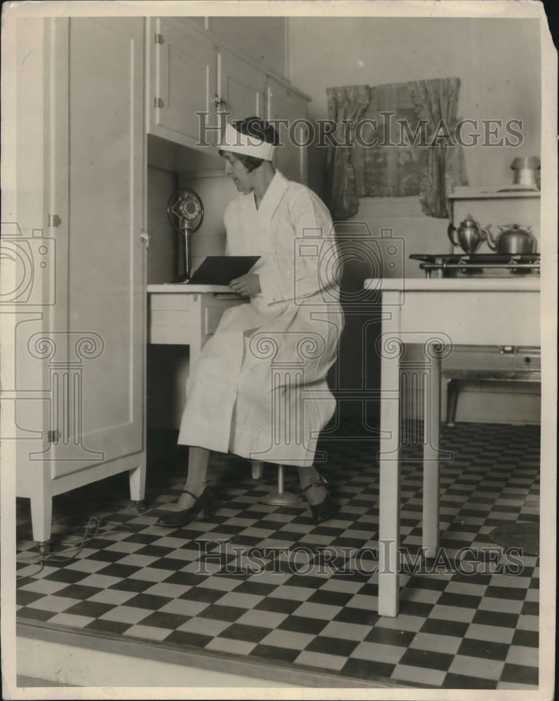 Press Photo Clara Hoover, solitaire Food Laboratories Housekeeping