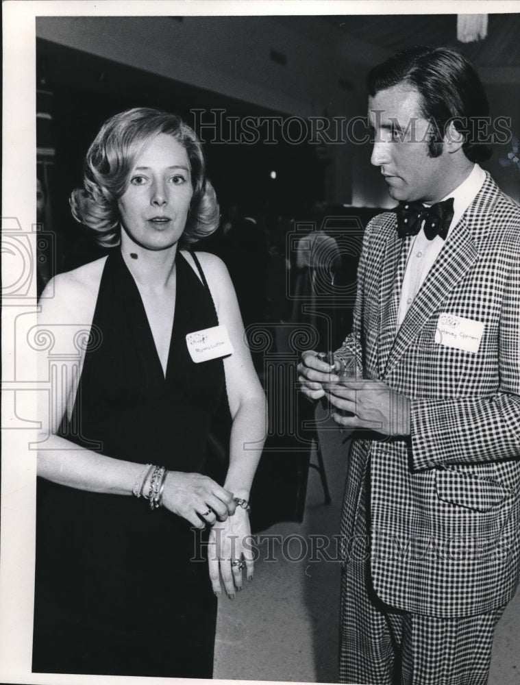 1974 Press Photo Mrs W Gary Ludlow having conversation w/ Harvey Oppmann