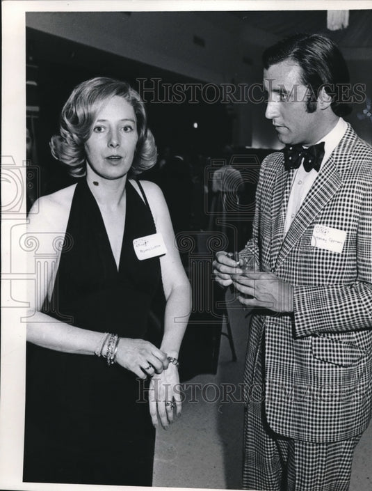 1974 Press Photo Mrs W Gary Ludlow having conversation w/ Harvey Oppmann
