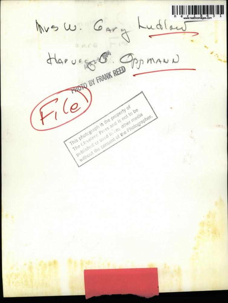 1974 Press Photo Mrs W Gary Ludlow having conversation w/ Harvey Oppmann