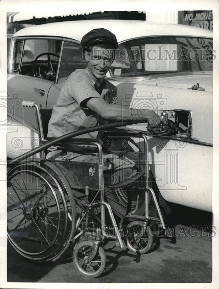 1958 Press Photo paraplegic Earl Wilkenson, who lost his limbs in accident - Historic Images