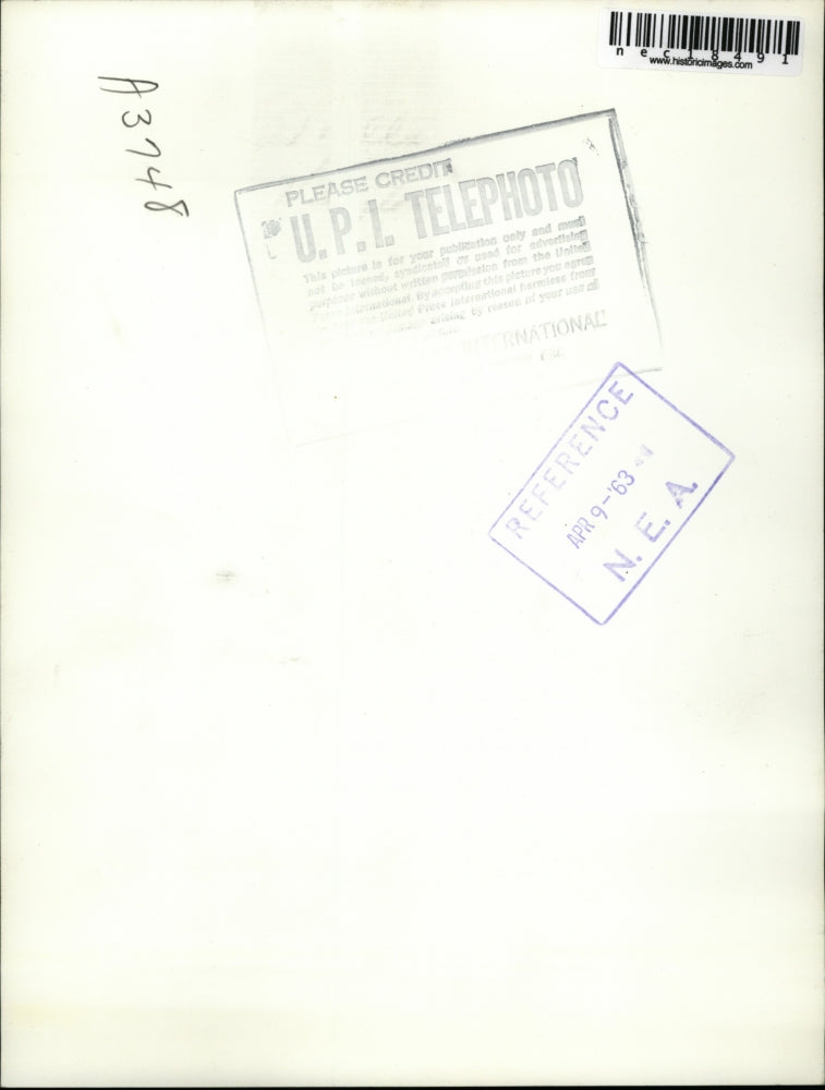 1963 Press Photo Angela Garibaldt, 9, learns you can't trust signs. - nec18491