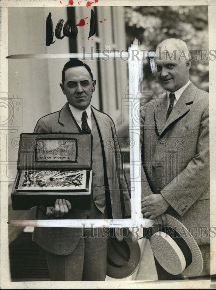 1926 Press Photo AR Linn Holds Figs For President Coolidge With Congressman - Historic Images