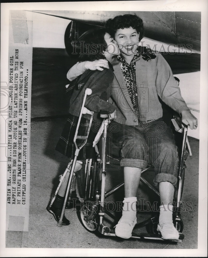 1949 Press Photo Wanda Wilst, Polio Patient, Greets Older Sister Joyce- Historic Images