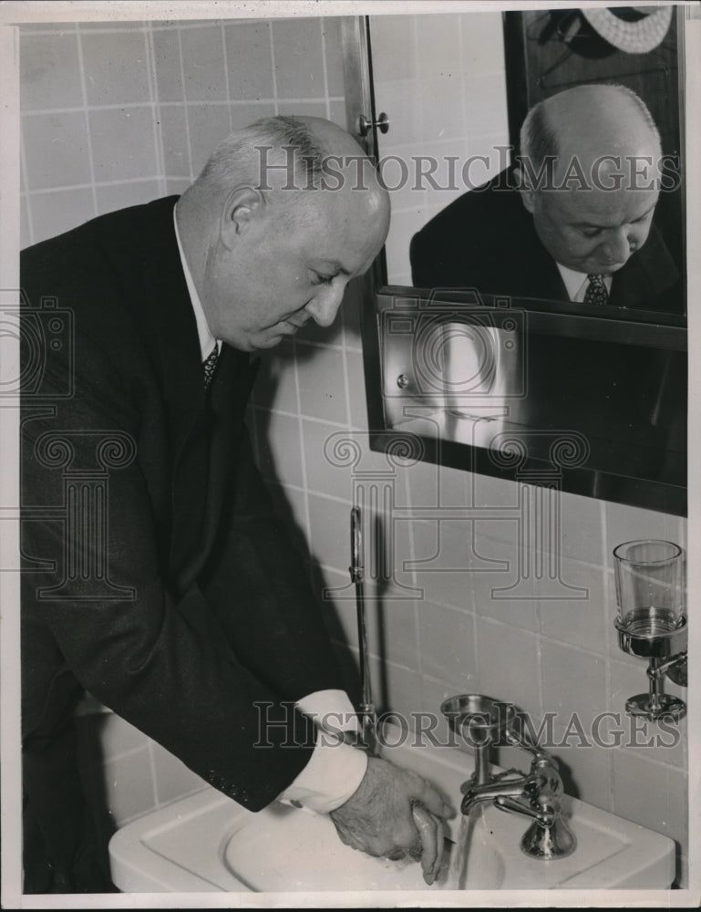 Load image into Gallery viewer, 1940 Press Photo James Farley Cleans Hands After Shaking 1200 Postal Workers
