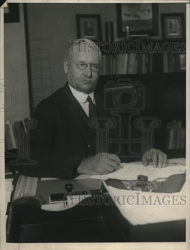 1924 Press Photo Dr. Edward Chief Of Biological Survey At Desk- Historic Images