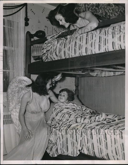 1939 Press Photo I Married An Angel Star Zorina Puts Children To Sleep