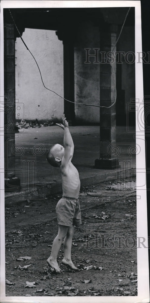 Load image into Gallery viewer, 1969 Press Photo Tom Collopy in Edgewater Park Plymouth, MICH.
