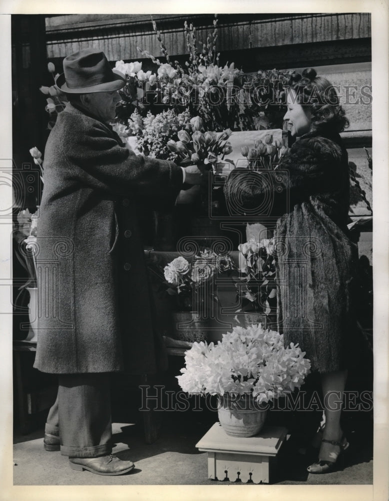 1942 Press Photo Carrie A Haines of Washington DC buys flowers from a Vendor - Historic Images