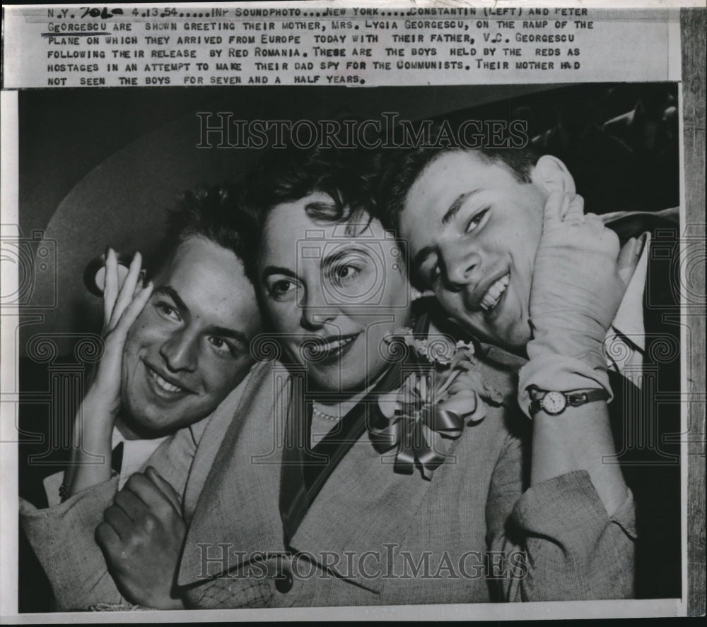 1954 Press Photo Brothers Constantin and Peter and Mother Lygia Georgescu