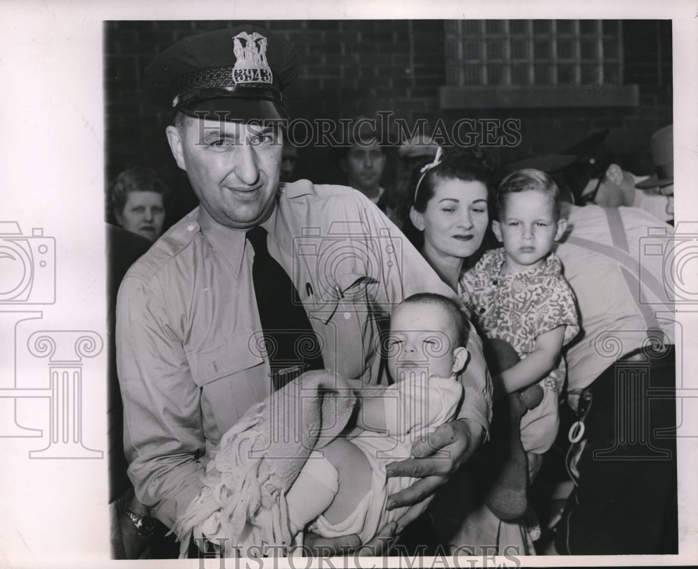 1951 Press Photo Small boy 's mom is killed by estranged husband