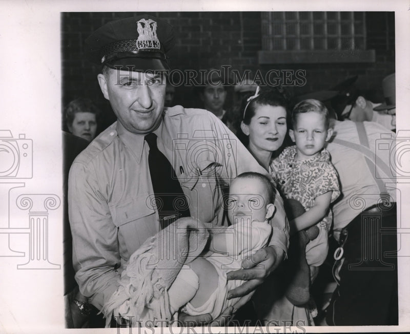 Load image into Gallery viewer, 1951 Press Photo Small boy 's mom is killed by estranged husband
