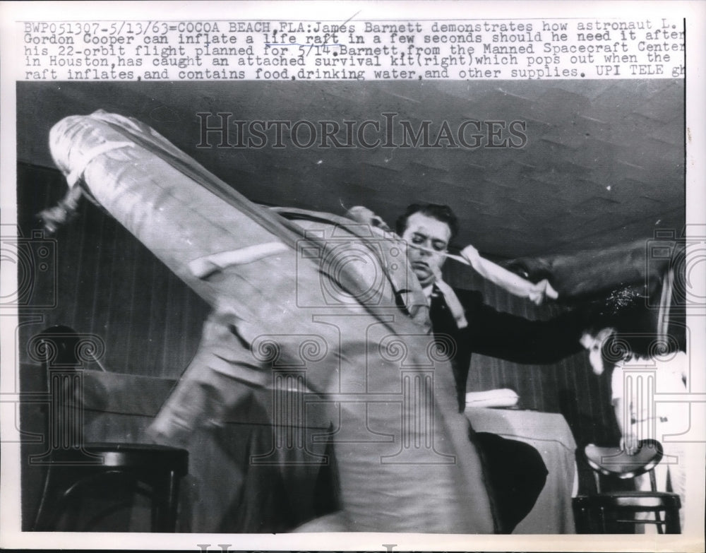 1963 Press Photo James Barnett Demonstrates Inflatable Life Raft For Space Craft