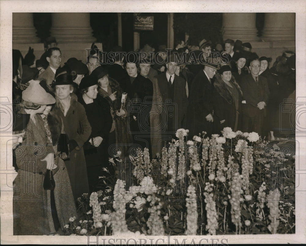 1939 Press Photo Crowd Watching Flower Show