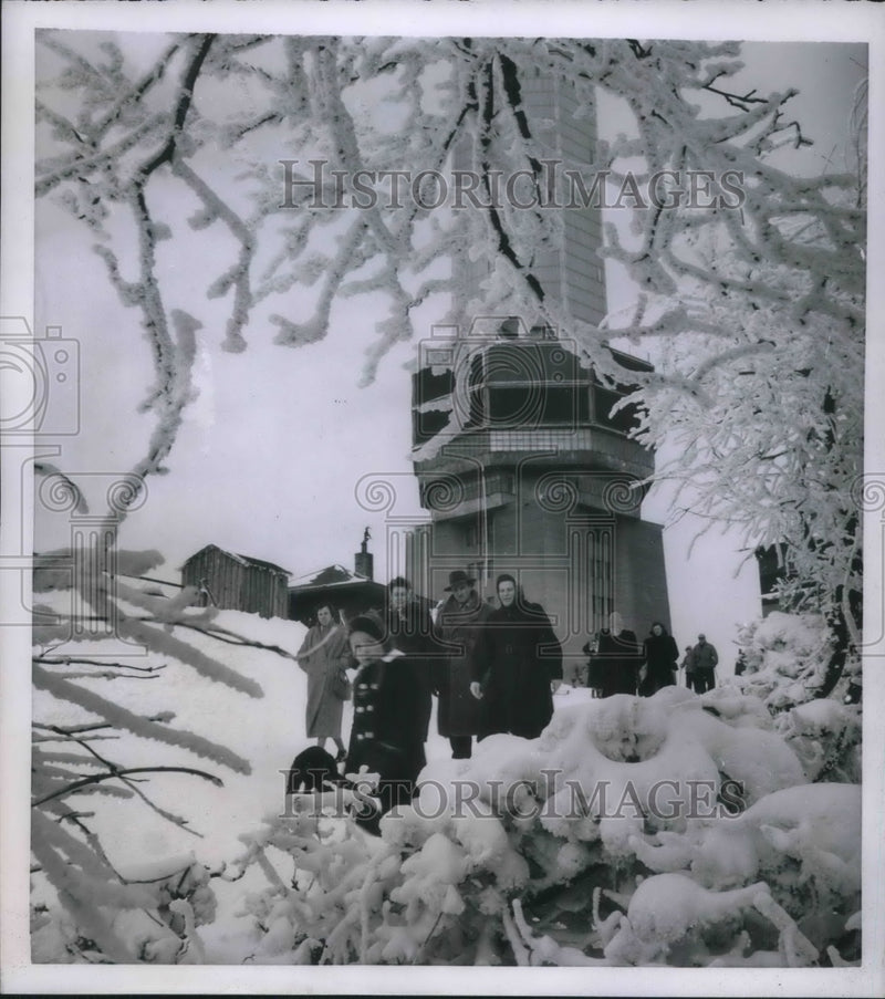 Load image into Gallery viewer, 1955 Press Photo Shortwave and Beamcast Station of Federal German Post in Winter
