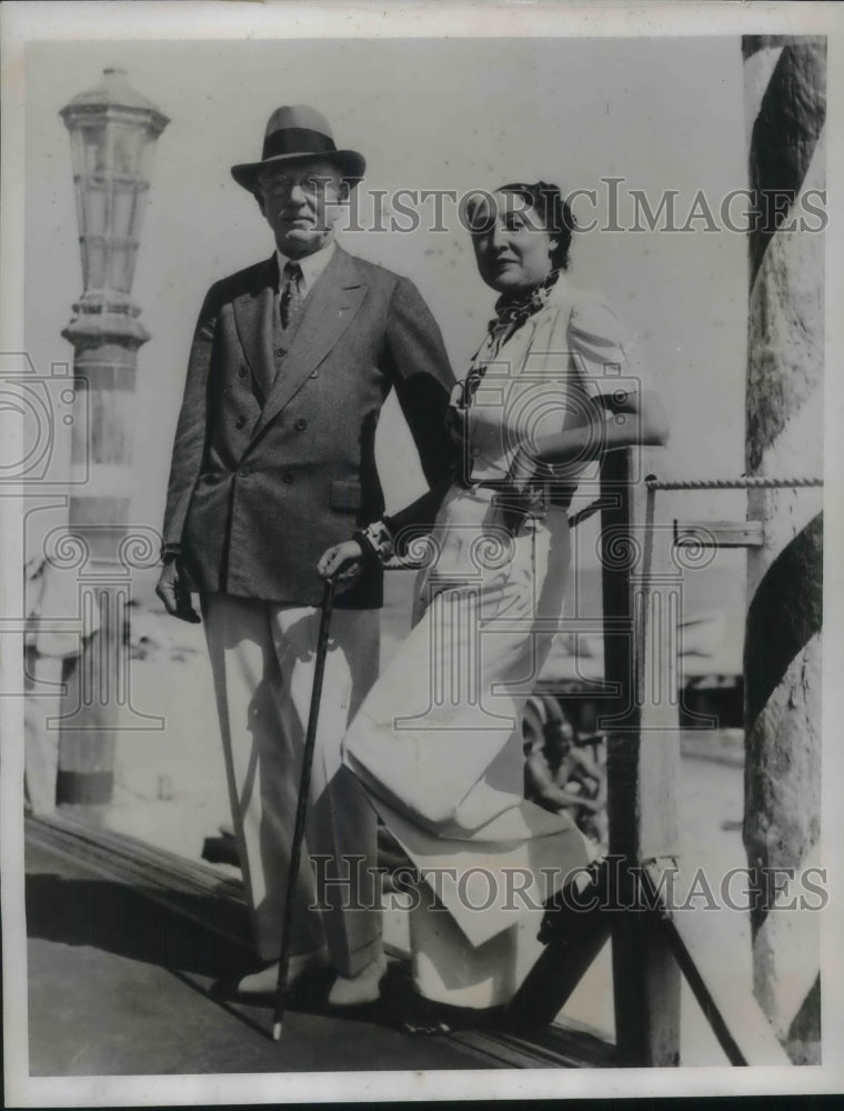 Load image into Gallery viewer, 1935 Press Photo Mr. and Mrs. E.G. Bruns at Roney Plaza Cabana Club in New York
