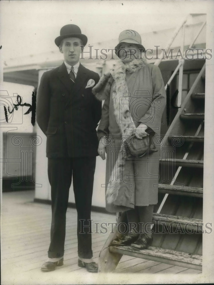 Load image into Gallery viewer, 1928 Press Photo Old Widow With Young New Hubby WJ de Fauteville-Bell
