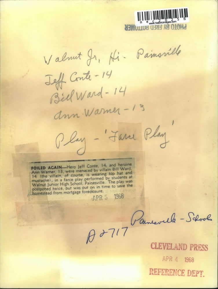 1968 Press Photo Heroes Jeff Conte And Ann Warner Menaced By School Play Villain