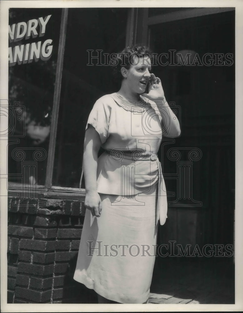 Press Photo Mrs. Paul DeRosa Of Cleveland Mother Of Kenneth Beech At Laundry Mat