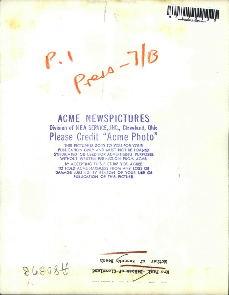 Press Photo Mrs. Paul DeRosa Of Cleveland Mother Of Kenneth Beech At Laundry Mat