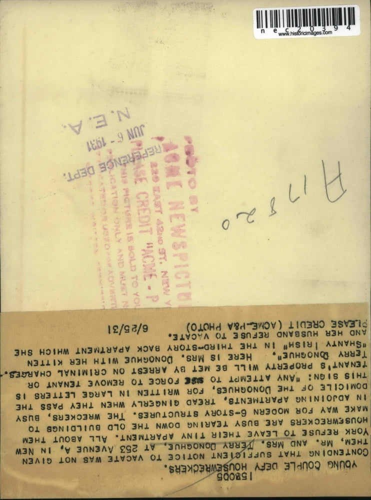 1931 Press Photo Mrs. Terry Donoghue With Cat Refuses To Vacate Her Apartment