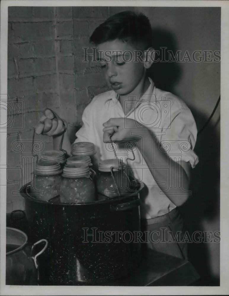 1946 Press Photo Kid Ronald Daugherty Makes Preserves At Mayfield Hills School