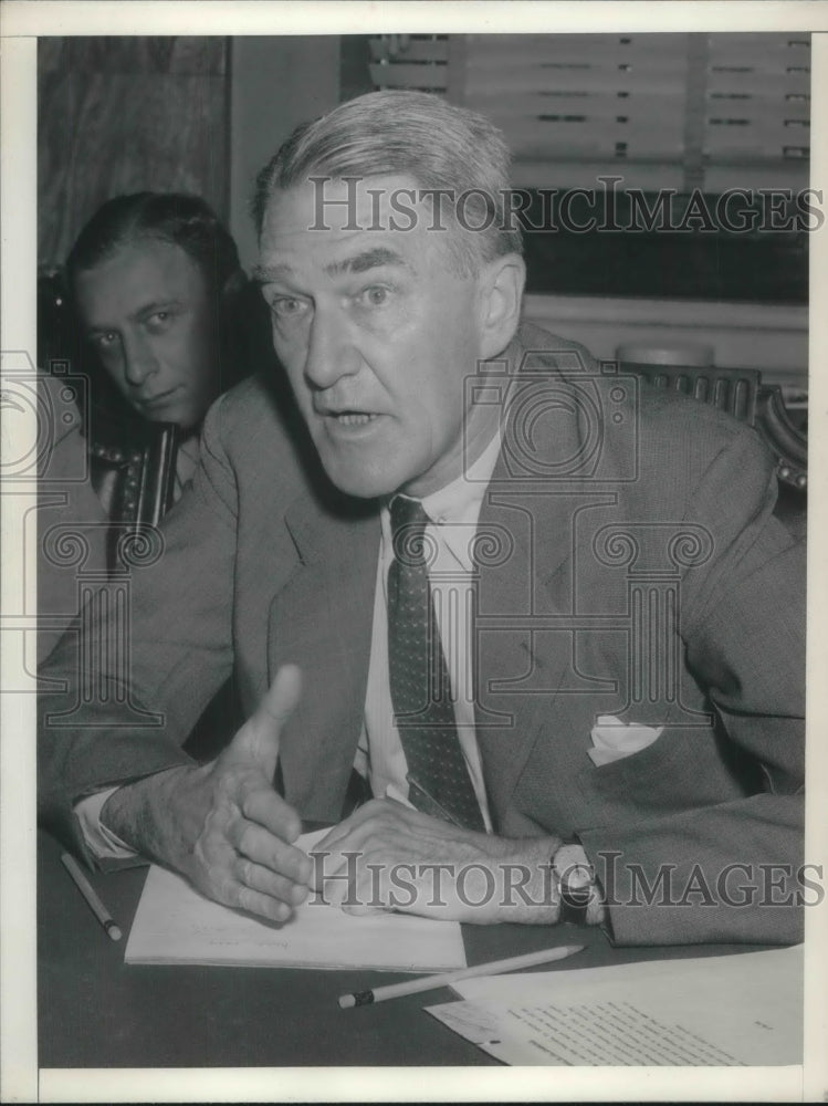 Load image into Gallery viewer, 1955 Press Photo Businessman Speaks At Meeting
